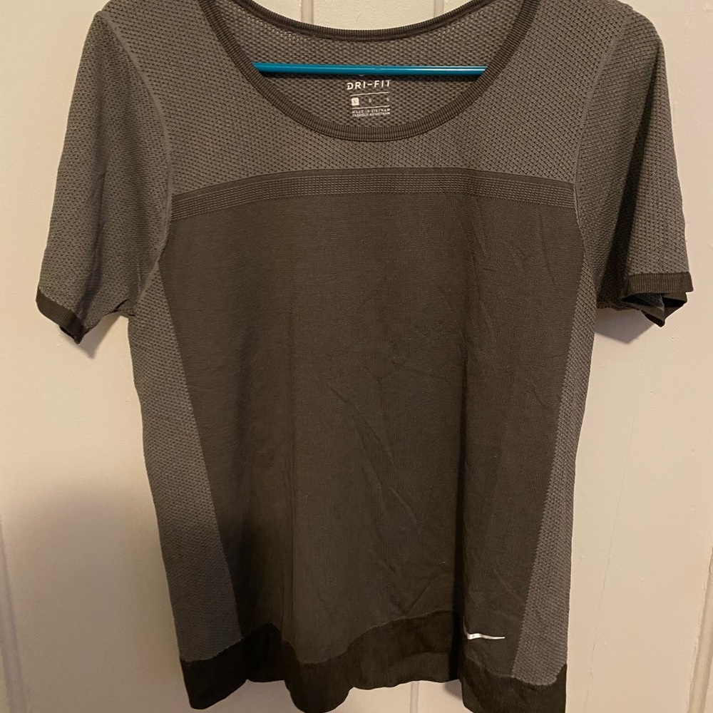 Nike drifit workout top